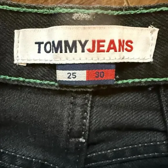 Tommy Jeans Women’s Ultra High Rise Mom Jeans Black Distressed Size 25 - Picture 2 of 9